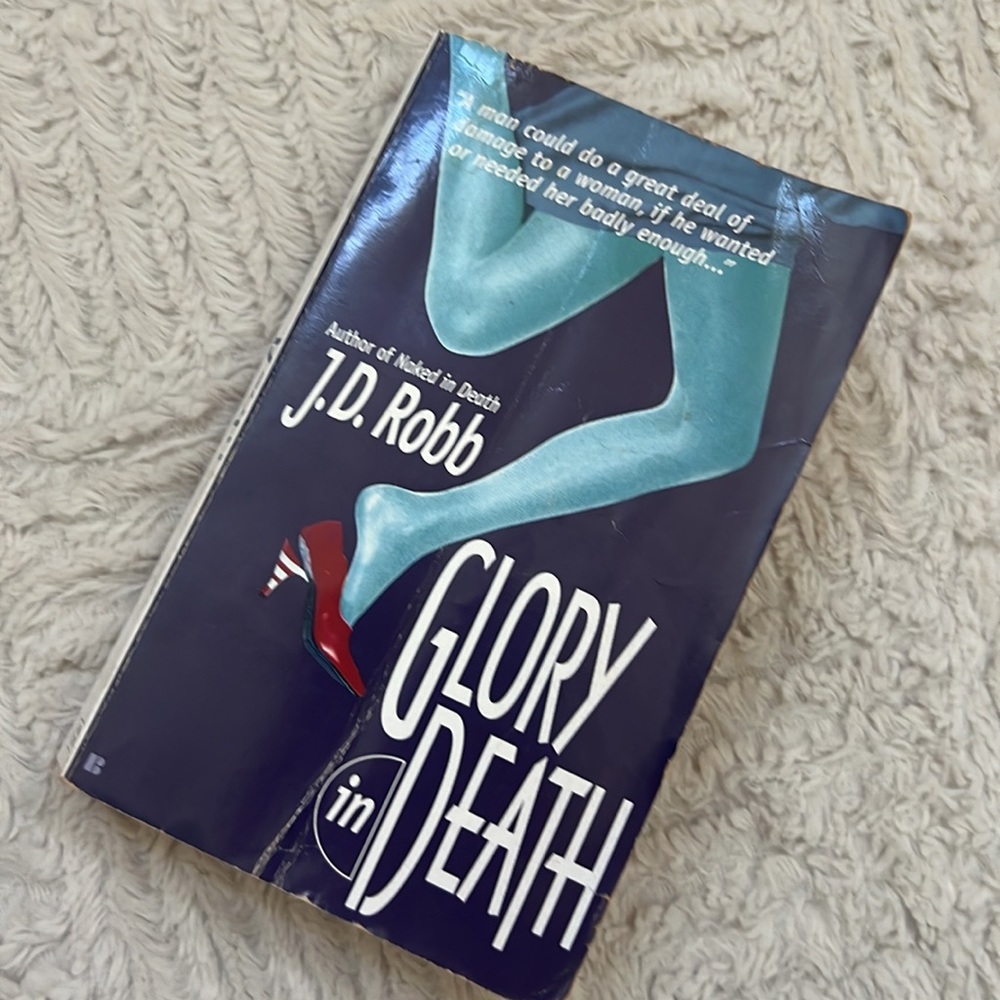 Glory in Death paperback book by J.D. Robb